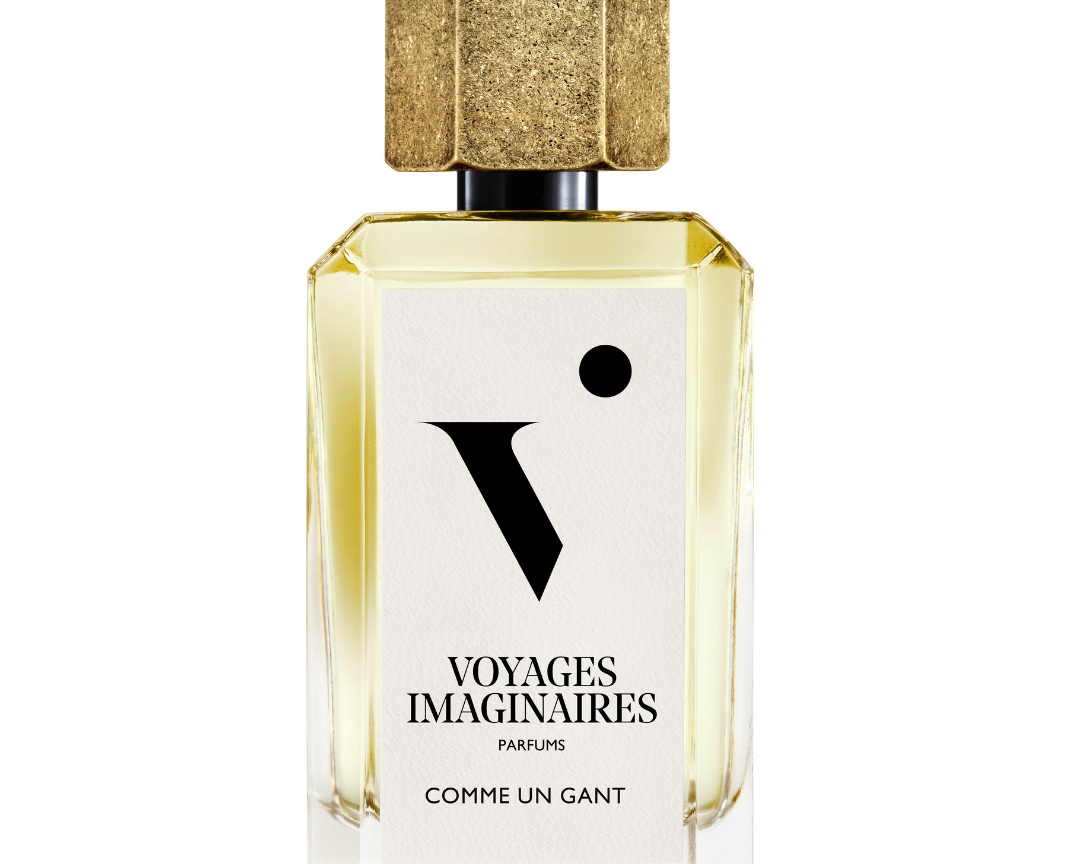 Comme Un Gante perfume in a faceted glass bottle with white logo sticker and textured gold magnetic cap.