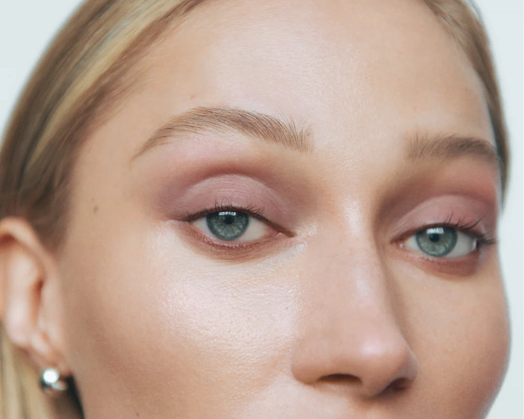 Manasi 7 Eye and Lip Definer Yokan defining a woman with light complexion's lips and eyes.