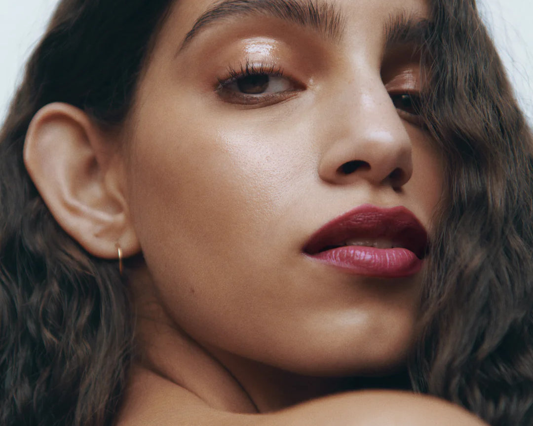 Close-up of a woman with medium complexion with her lips and eyes defined by Manasi 7 Lip and Eye Definer Castel.