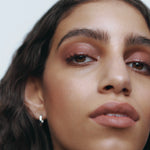 Manasi 7 All Over Colour Rojizo on a woman with medium complexion's lips, cheeks, and eyes.