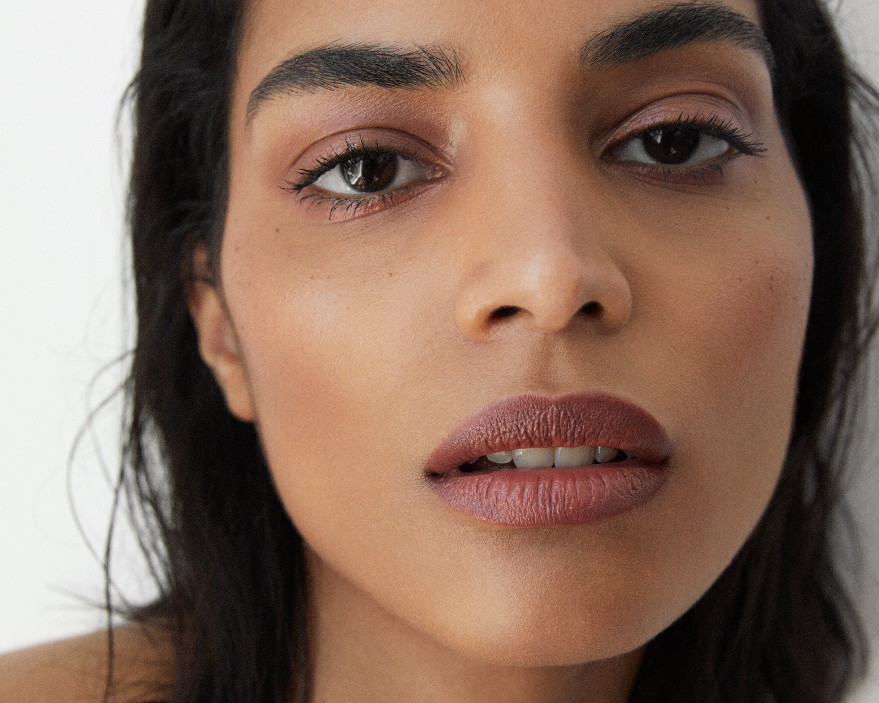 Manasi 7 All Over Colour Chamoisee on a woman with medium complexion's lips, cheeks, and eyes.