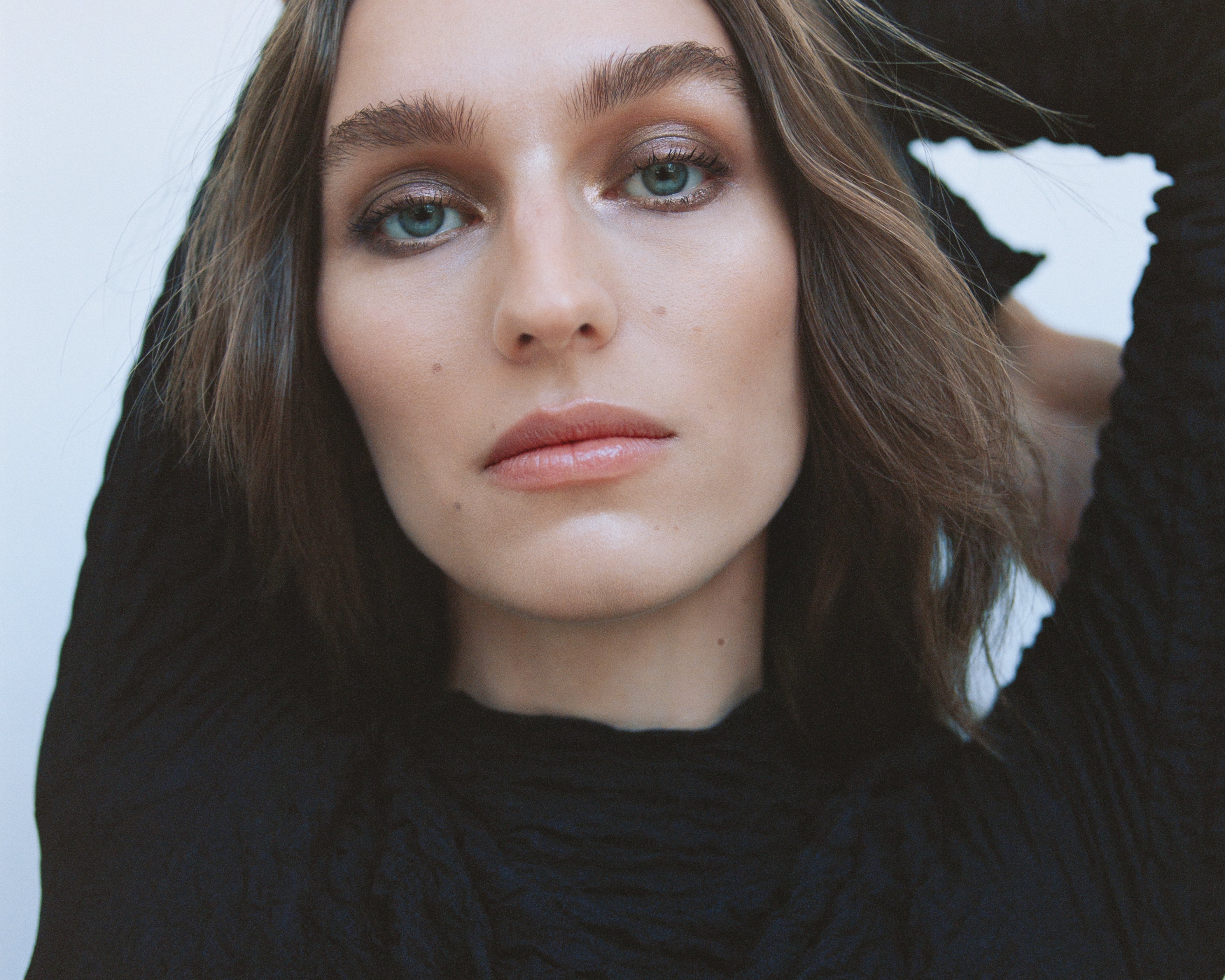 Close-up of a woman with light complexion wearing Manasi 7 Eye and Lip Definer Nocturne on her eyes.