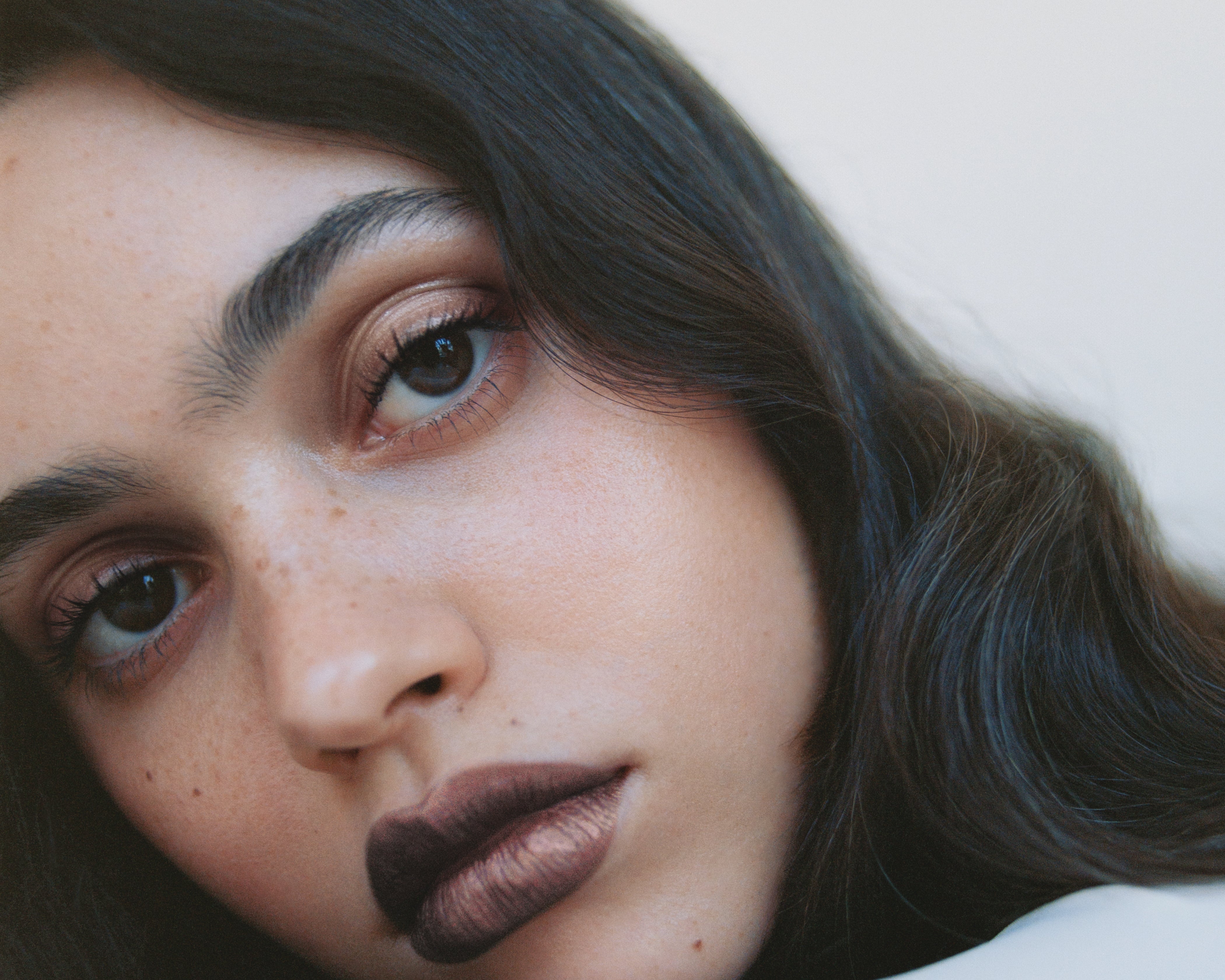 Manasi 7 Eye and Lip Definer Nocturne defines a woman with dark hair and medium complexion's lips and eyes.