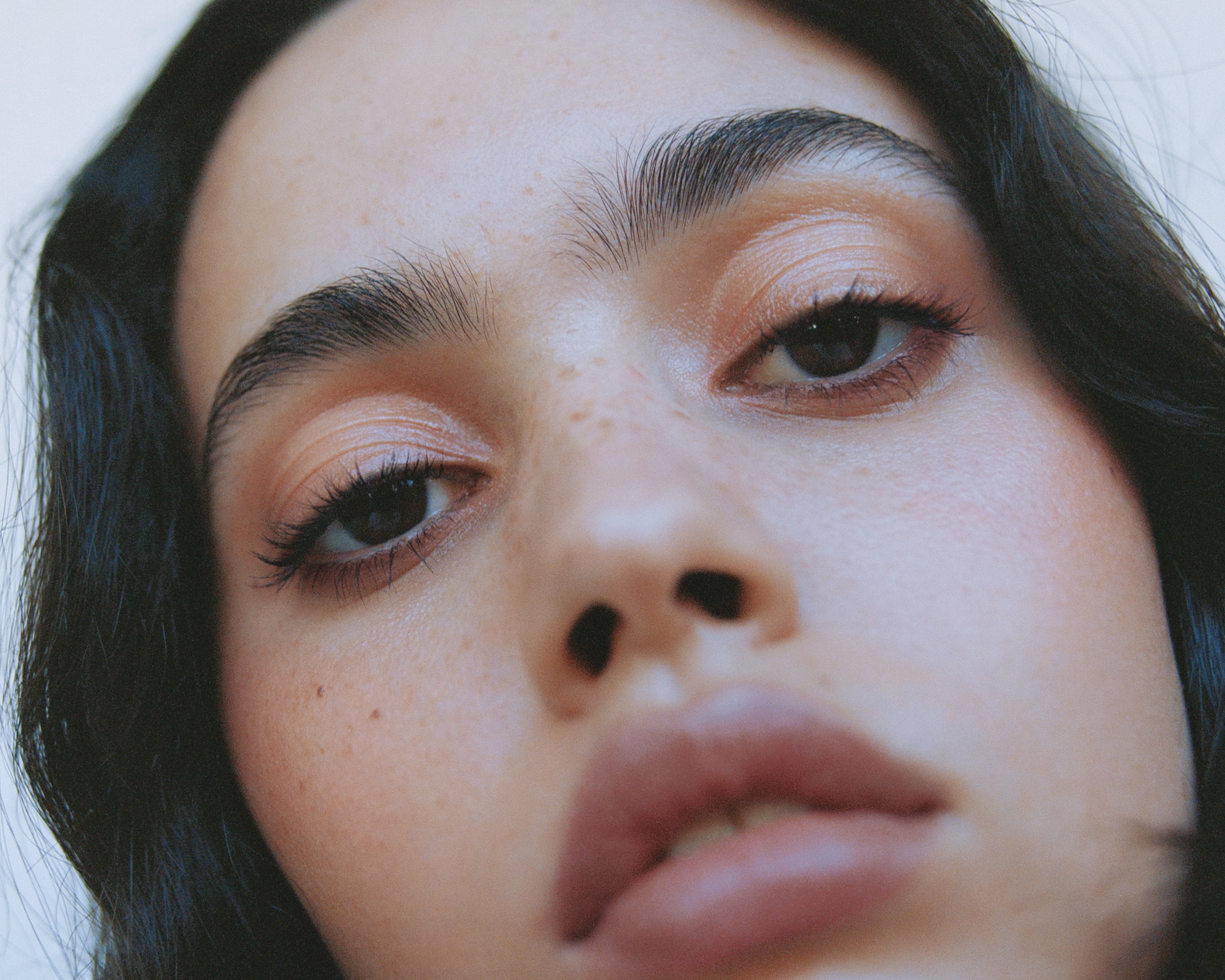 Manasi 7 Eye and Lip Definer Ukiyo is seen defining a woman with light complexion's lips and eyes.