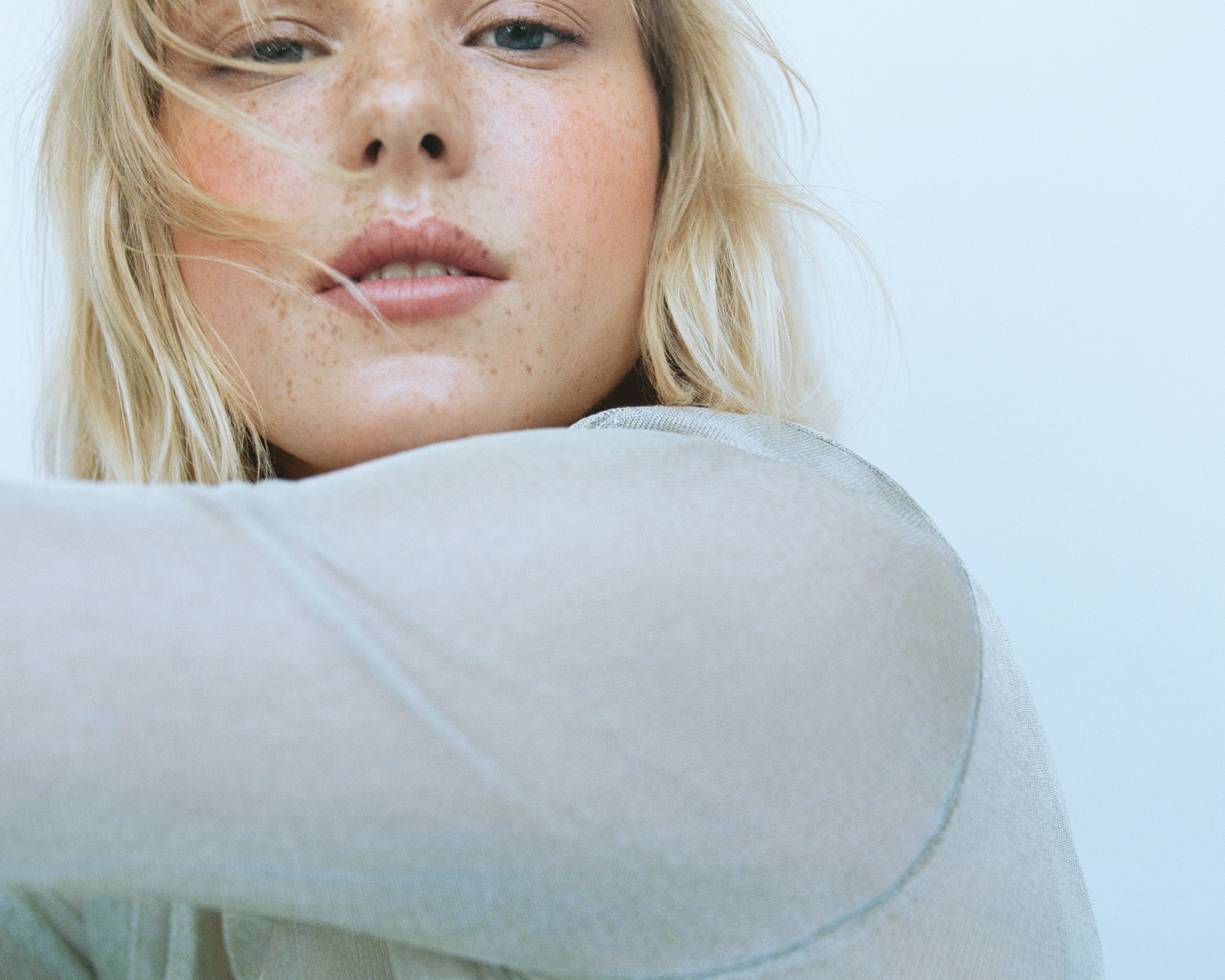 A close-up of a woman with a light complexion, highlighting her lips and eyes using Manasi 7 Eye and Lip Definer Ukiyo.
