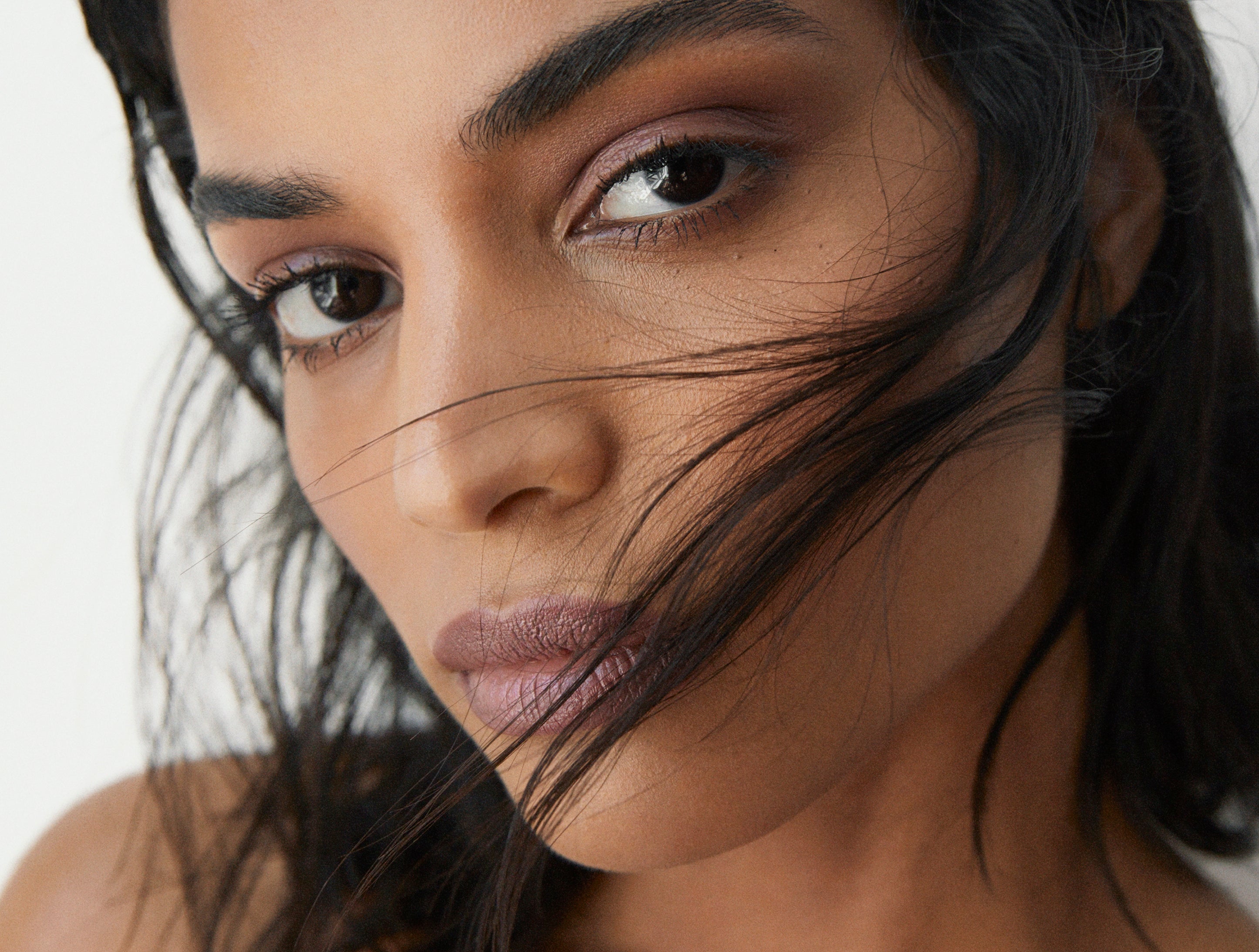 Manasi 7 All Over Colour Sisserou on a woman with medium complexion's lips, cheeks, and eyes.
