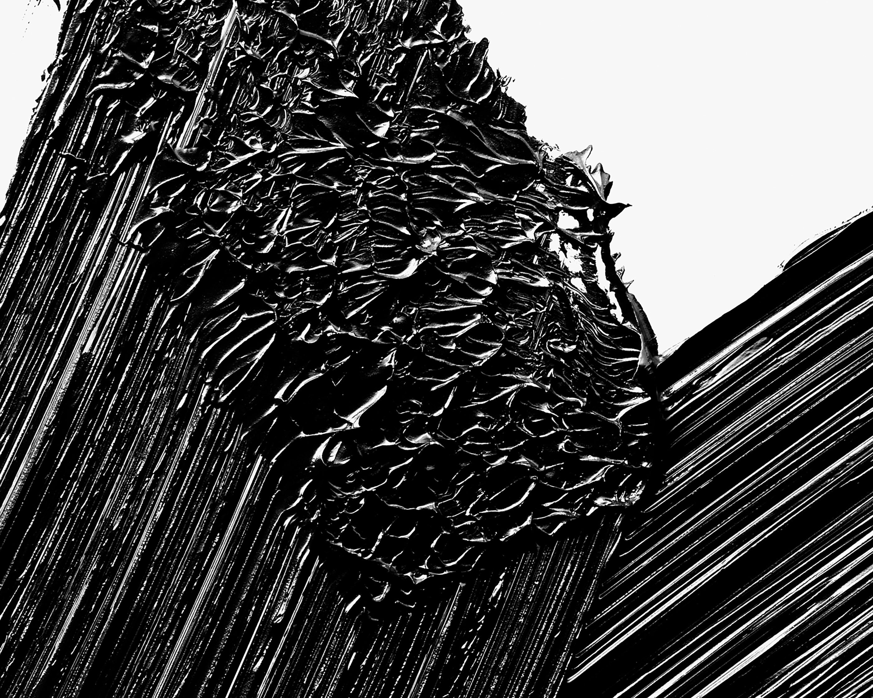 Close-up swatch of Manasi 7 Precision Mascara Obsidian, showcasing its deep black pigment and defined wand texture.