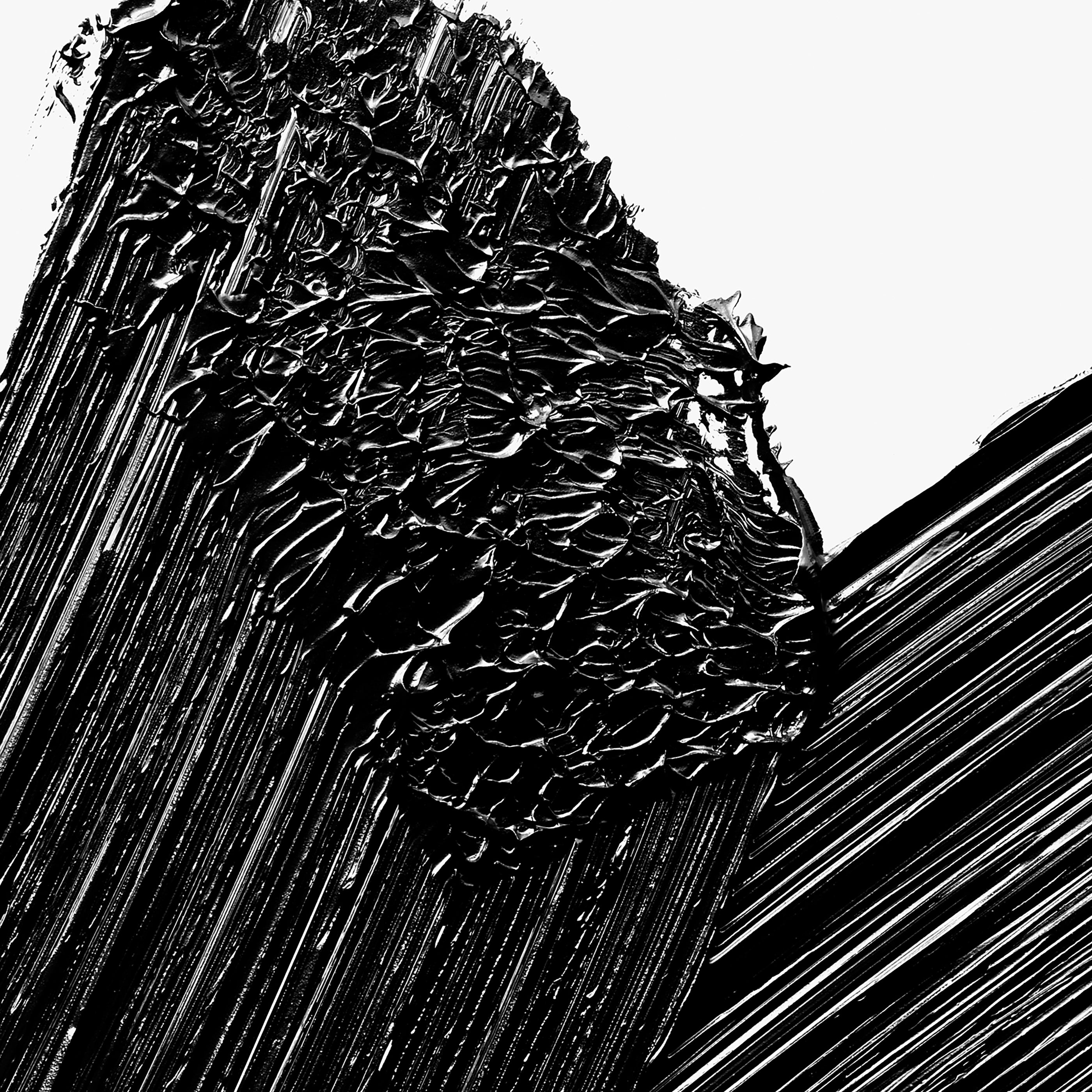 Close-up swatch of Manasi 7 Precision Mascara Obsidian, showcasing its deep black pigment and defined wand texture.