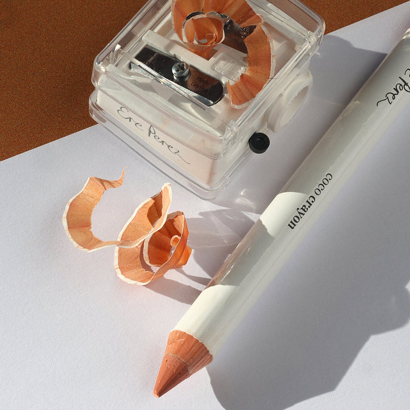 
  
  Ere Perez Perfect Catch Duo Sharpener displaying a freshly sharpened Ere Perez Coco Crayon.
  
