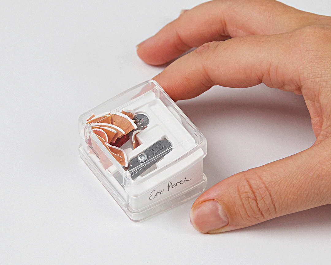 
  
  Video showing the Ere Perez Perfect Catch Duo Sharpener being emptied on a white surface.
  
