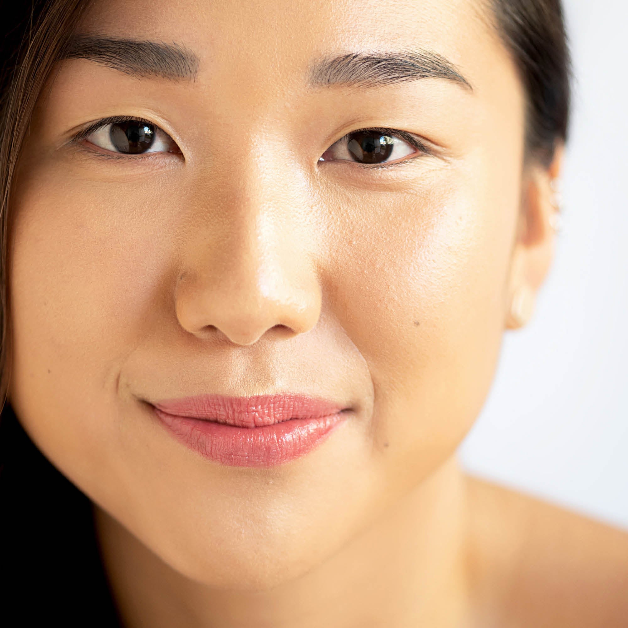 
  
  Ere Perez Oat Milk Foundation Vienna on a woman with light complexion and gold and neutral undertones.
  
